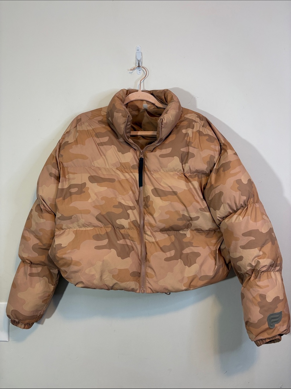 Fabletics Wander Cropped Puffer Winter Jacket Teddy Sand Camo/Willow Bark Medium